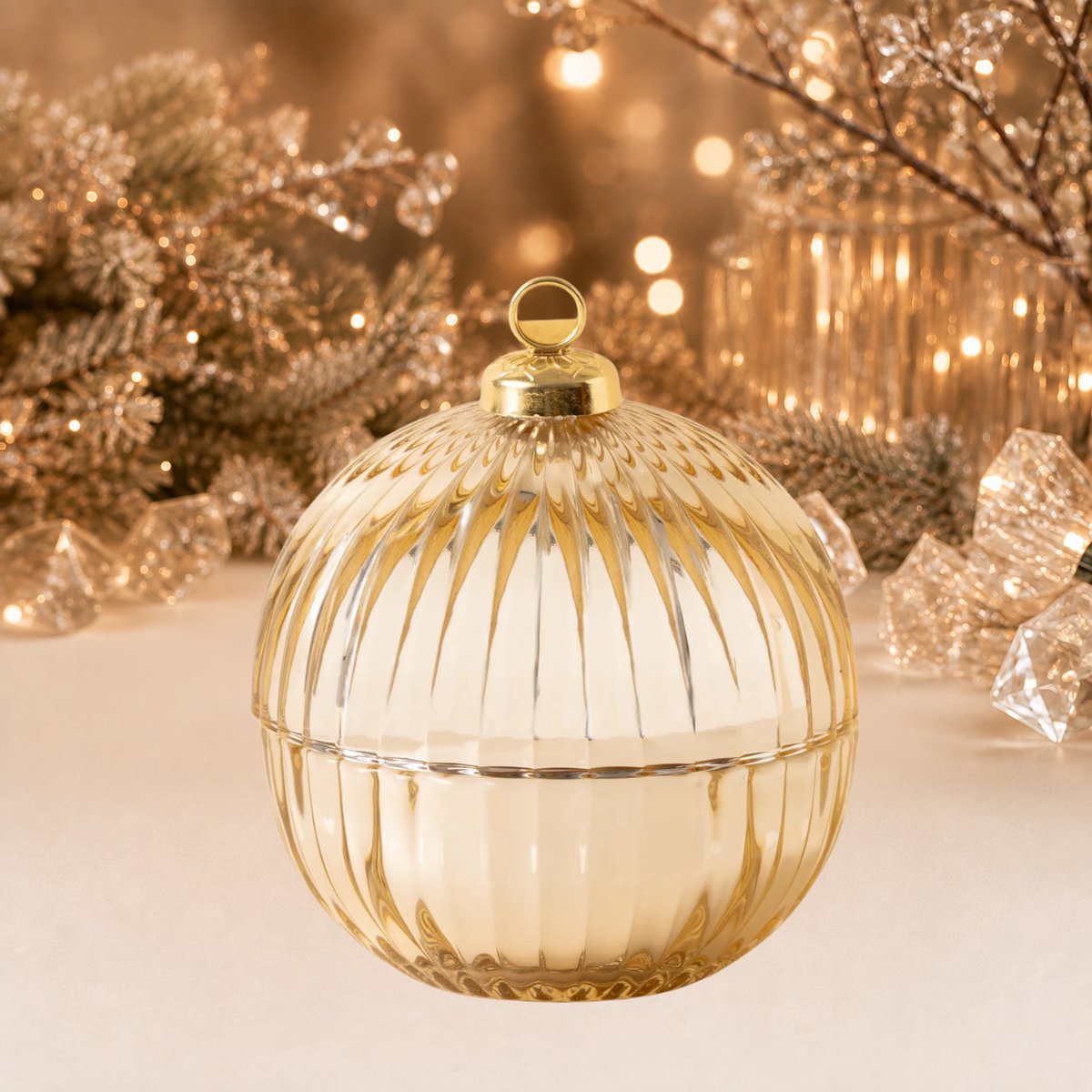 Luxe Glazen Kerstbal Geurkaars met deksel - Goud - Knisperende Houten Lont – Limited Edition – Dierproefvrij - Handgemaakt - Geïnspireerd op Rituelen of Light