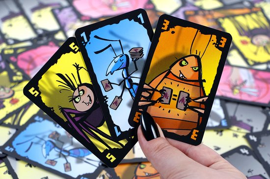 Een hand met drie kaarten uit het spel Valse Motten