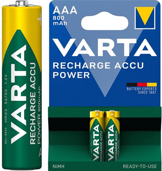 Een Varta AAA Recharge Accu Power batterij naast de verpakking. De batterij is geel met een groene punt.