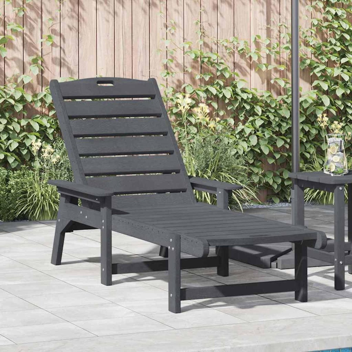 195,5 x 53 x 98,5 cm lichtgrijs met verstelbare rugleuning en stalen accenten, modern minimalistisch design voor terras en tuin