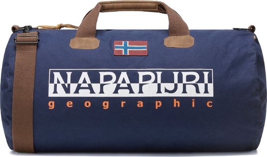 Donkerblauwe reistas van Napapijri met witte letters 'NAPAPIJRI GEOGRAPHIC' en een Noorse vlagpatch. Bruine handvatten en schouderband.