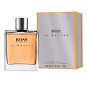 Hugo Boss In Motion Eau de Toilette voor dames en heren, 100 ml. Oranje vloeistof in een glazen fles met zilveren dop, naast de oranje verpakking.