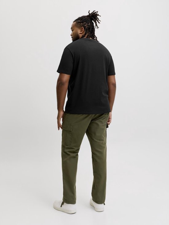 Man met een donkere huidskleur, gekleed in een zwart T-shirt met oranje logo, en groene cargo broek, gezien van de achterkant.