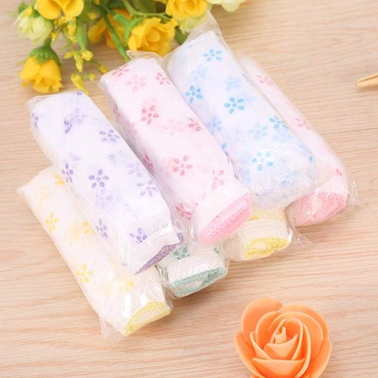Zes verpakte wegwerp-onderbroeken in pastelkleuren met bloemenpatroon, met gele en oranje decoraties op de achtergrond.