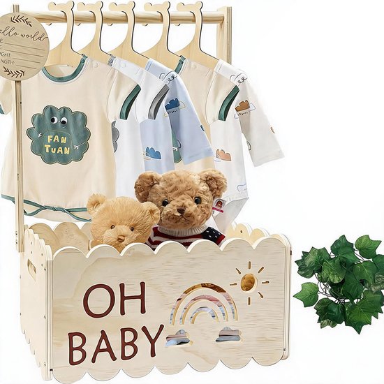 Houten kledingrek met babykleding en knuffels, met tekst 'OH BABY' en regenboog op de krat.