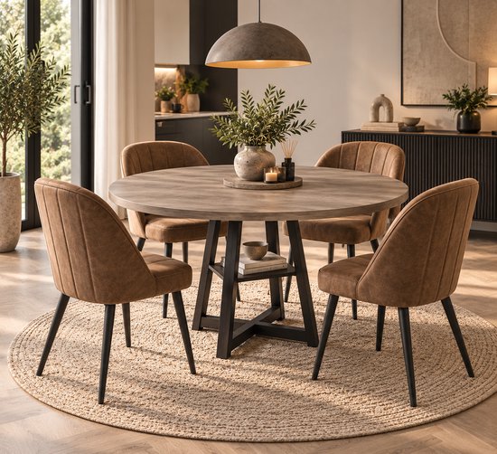 Ronde eettafel met grijs houten blad en zwart metalen kruisvoet. Zes bruine stoelen met gestikte rugleuning eromheen.