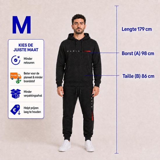 Model in zwart trainingspak met PARIS-print. Afmetingen: lengte 179 cm, borst 98 cm, taille 86 cm. Maat M.