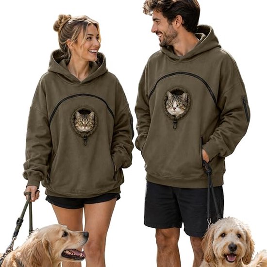 Dames en heren, legergroene hoodie met capuchon en kattenzak, naast honden en een buitenomgeving.
