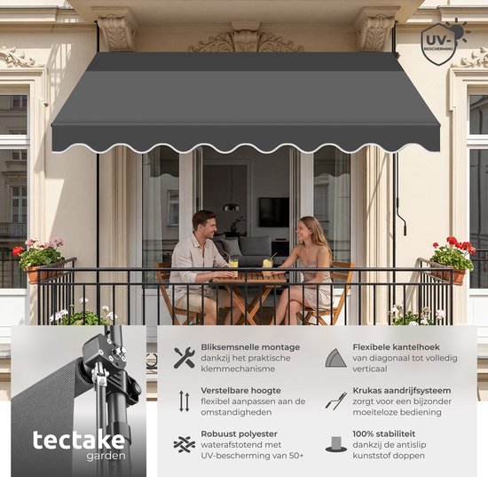 Grijze balkon-zonneluifel met gekartelde rand, gemonteerd boven een balkon waar een koppel zit. Met UV-bescherming symbool.