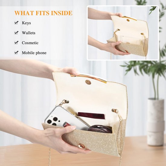 Gouden glitter clutch, geopend, met telefoon, sleutels en cosmetica erin.