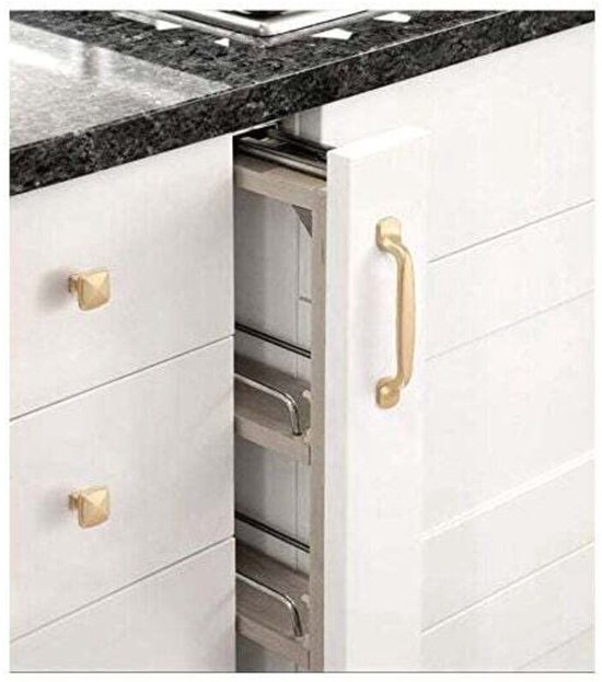 Een uitgetrokken keukenkast met een gouden handvat en een zichtbare, smalle, uittrekbare plank met metalen stangen.