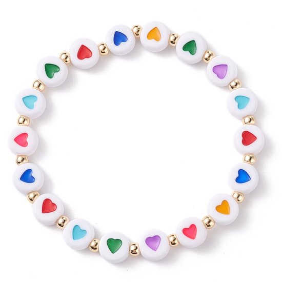 Wit armbandje met gekleurde hartjes in rood, blauw, oranje, groen, paars en goudkleurige kraaltjes.