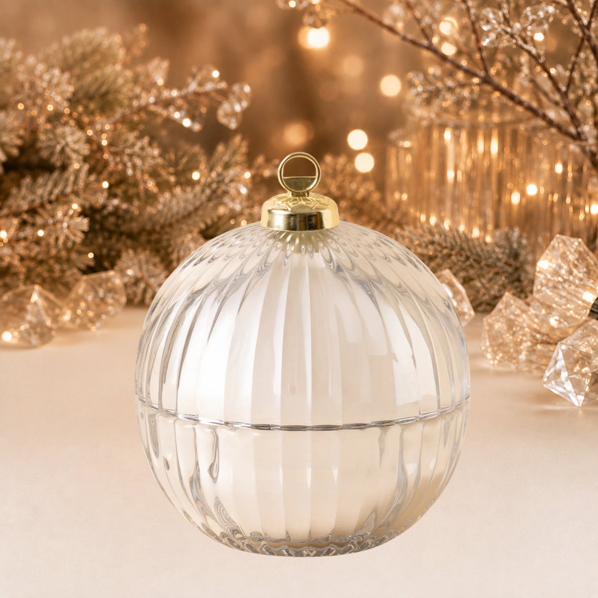 Luxe Glazen Kerstbal Geurkaars met deksel - Zilver - Knisperende Houten Lont – Limited Edition – Dierproefvrij - Handgemaakt - Geïnspireerd op Rituelen of Light