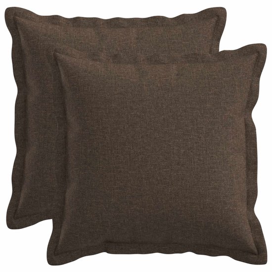 Deux housses de coussin carrées taupe en faux lin avec un bord ondulé décoratif.