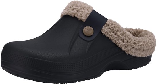 Sabot noir de profil avec doublure en fourrure beige et un bouton décoratif rond.