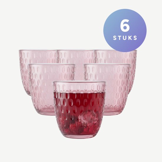 Ensemble de 6 verres roses à motif en relief, un verre rempli de boisson rouge et de glace.
