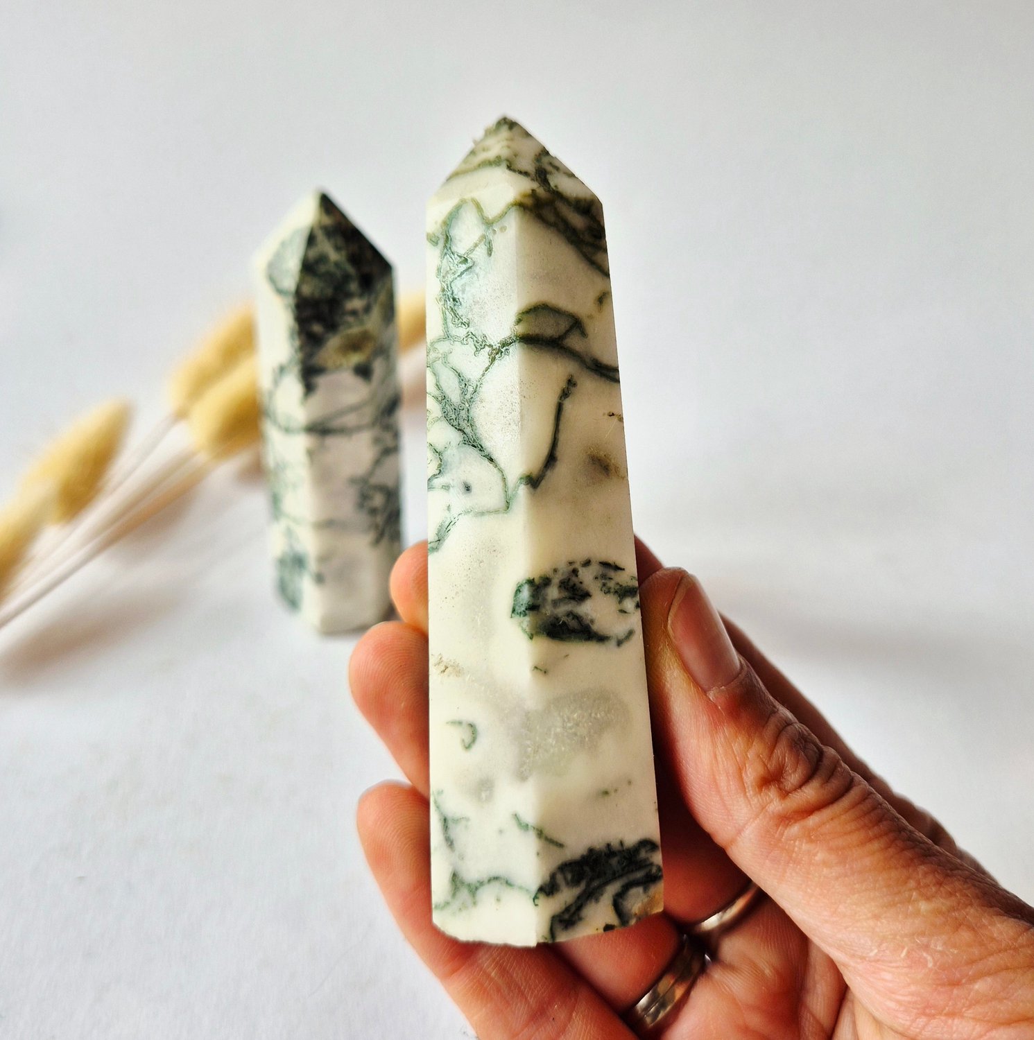 Moonlight Gemstones Mosagaat Toren | Natuurlijke Tree Agaat Punt met Groene Dendrieten Meerkleurig