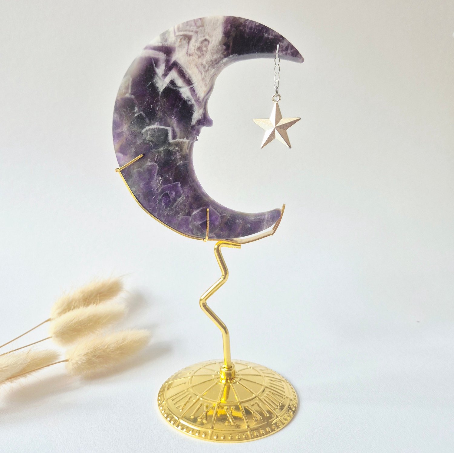 Moonlight Gemstones Dream Amethist Maan op Goudkleurige Standaard – 10cm #8 - Edelsteen Gezicht Gravure Spiritueel Interieur Meerkleurig
