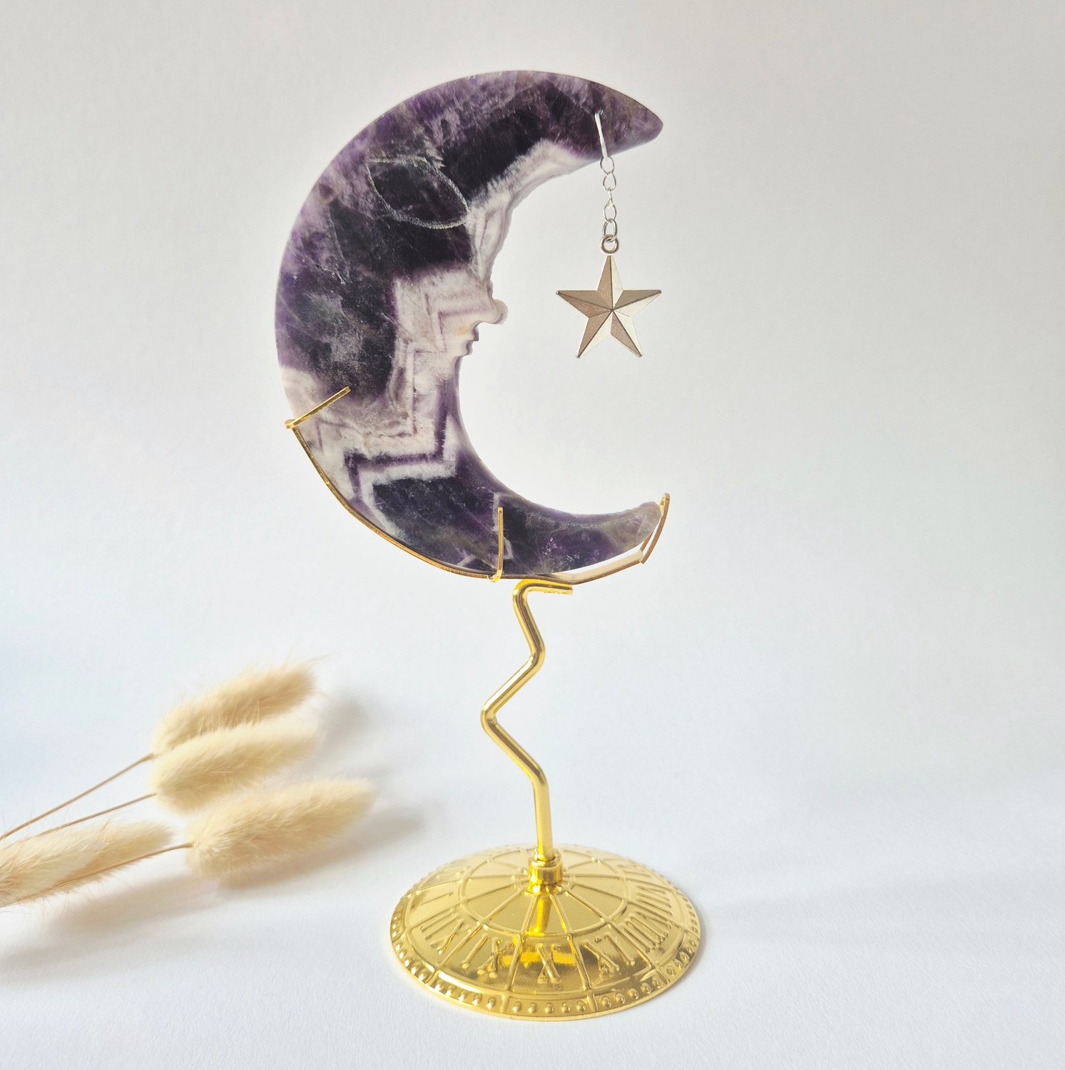 Moonlight Gemstones Dream Amethist Maan op Goudkleurige Standaard – 10cm #14 - Edelsteen Gezicht Gravure Spiritueel Interieur Meerkleurig