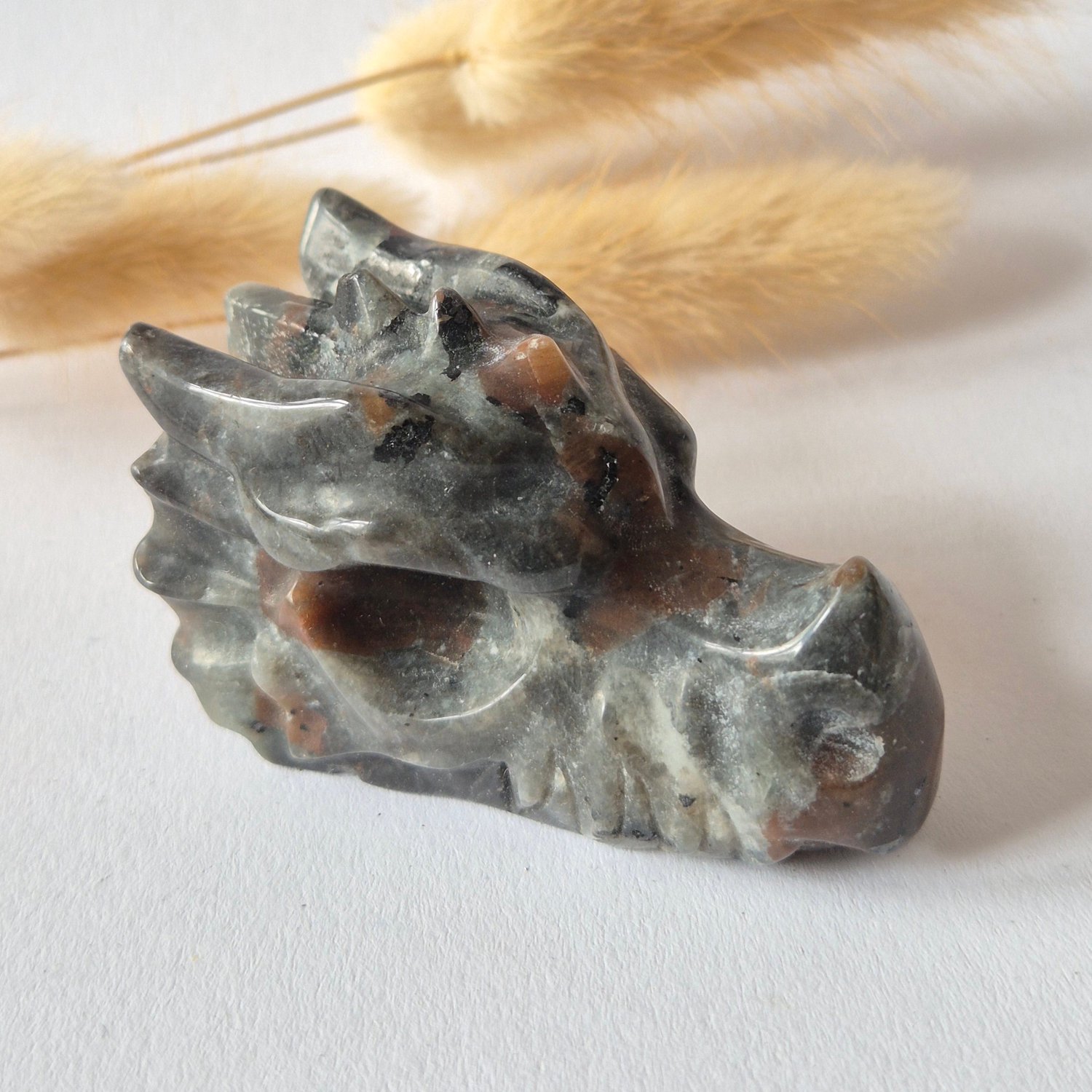 Moonlight Gemstones Yooperlite Dragon Skull – 6 cm (Halloween collectie) Meerkleurig