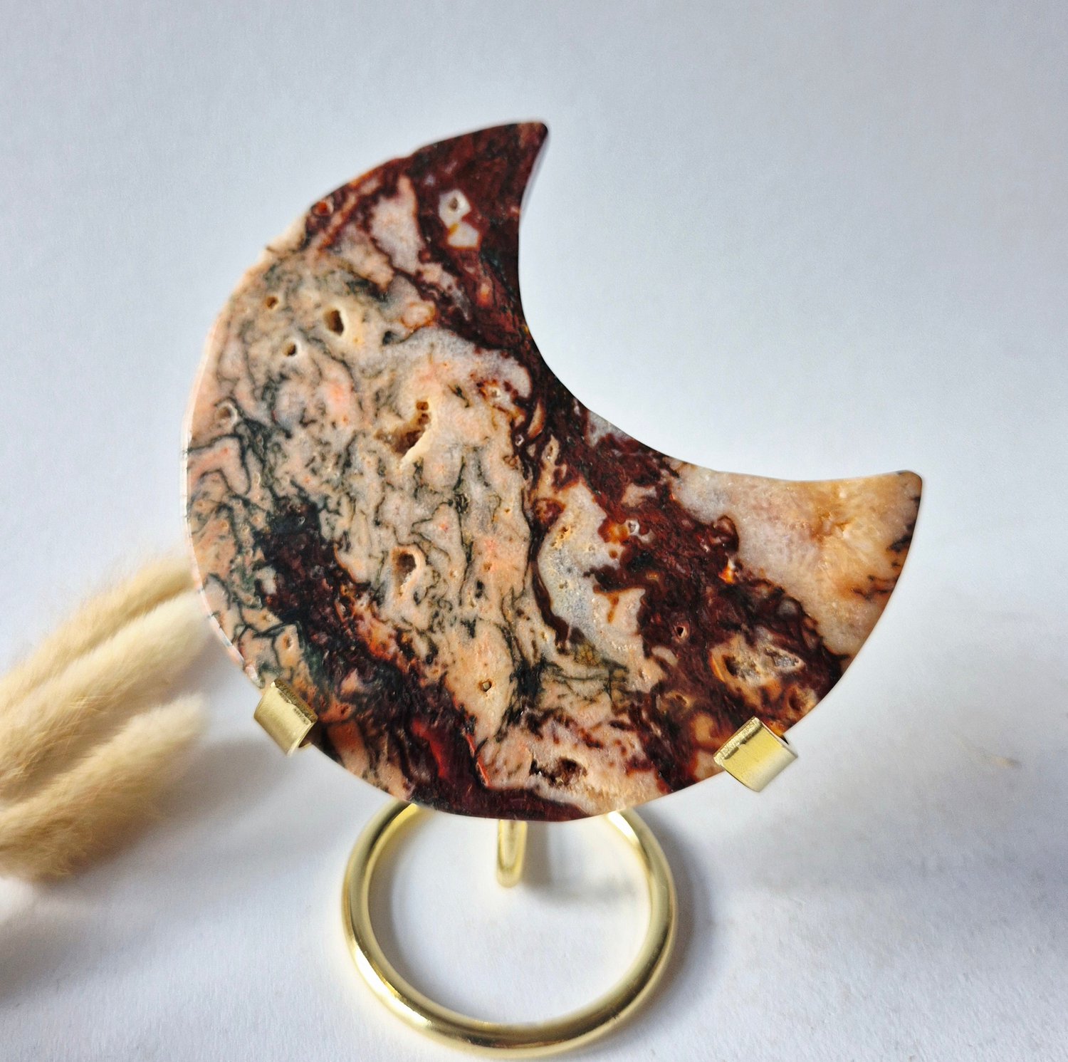 Moonlight Gemstones Rode Druzy Mosagaat Maan op standaard – 11-13cm Edelsteen statement piece 91 Meerkleurig