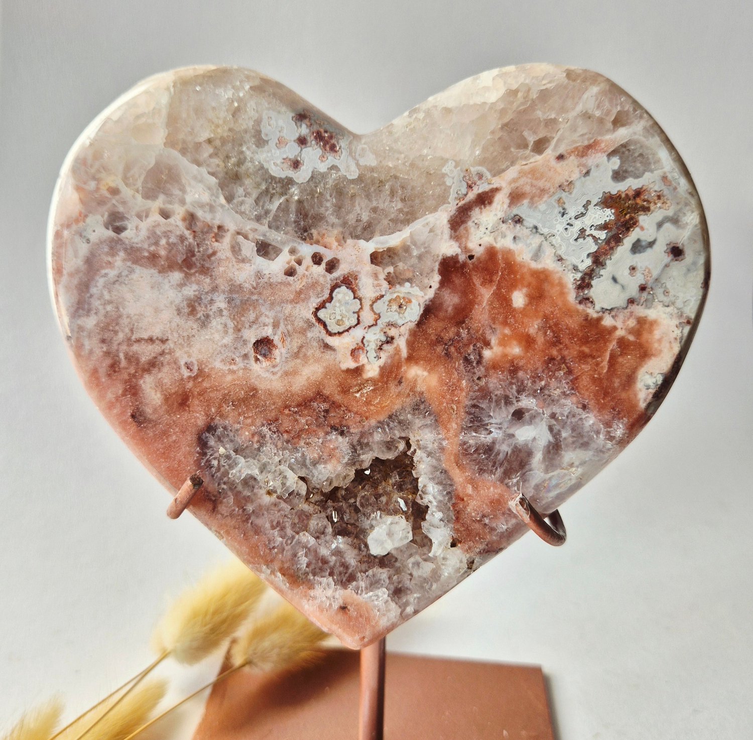 Moonlight Gemstones XL Edelsteen Druzy Pink Amethyst Hart – Hoge Kwaliteit ±768g | incl. metalen standaard | uniek stuk Roze Amethist Meerkleurig
