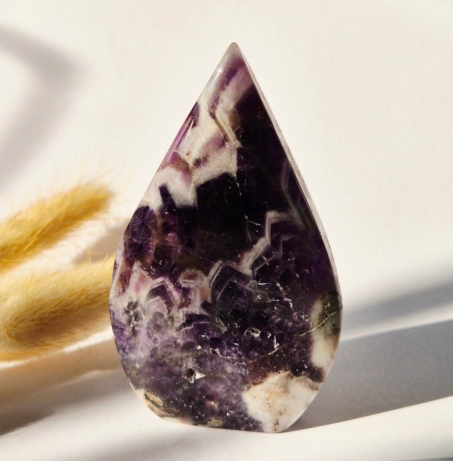 Moonlight Gemstones Dream Amethist - Druppelvormige Drop Staande Edelsteen Kristal - 108gram Meerkleurig