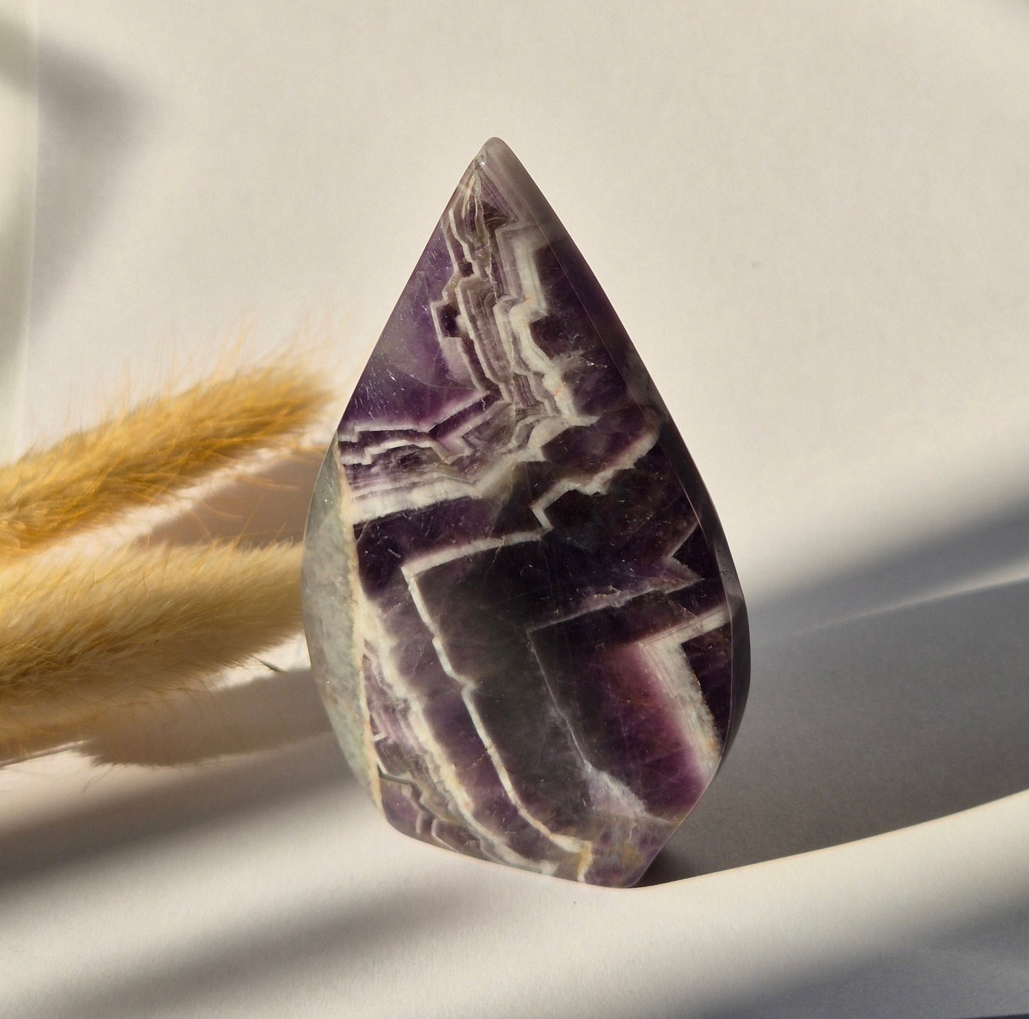 Moonlight Gemstones Dream Amethist - Druppelvormige Drop Staande Edelsteen Kristal - 103gram Meerkleurig