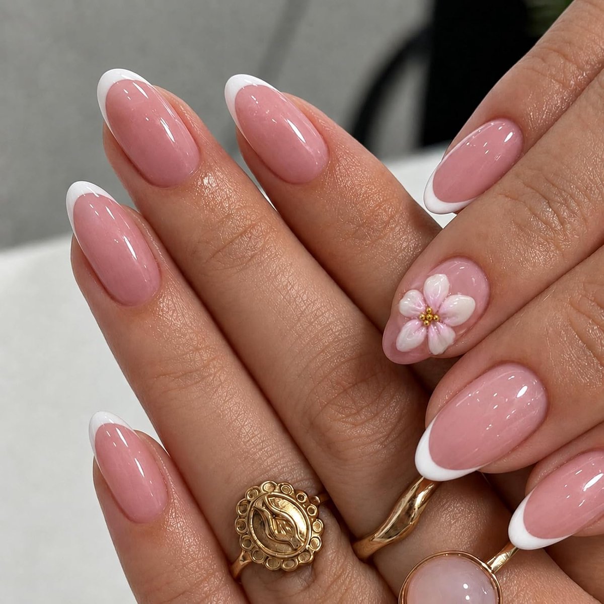 24 stuks press-on nagels, amandelvorm, roze nude, kunstnagels met witte Franse tips en 3D-bloem, glanzende nepnagelset met nagellijm, gelkleefpads en accessoires voor dames