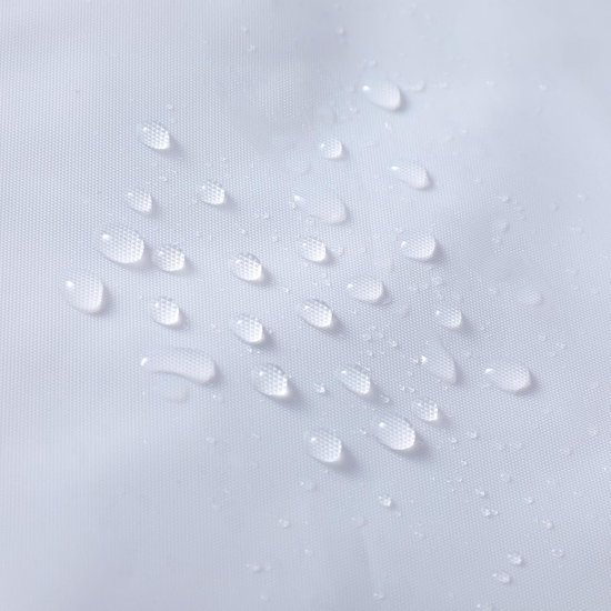 Witte stof met waterdruppels, textuur van kleine vierkantjes zichtbaar onder de druppels.