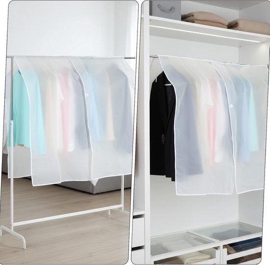 Twee kledinghoezen over kleding, de linker op een staand rek, de rechter in een kast.