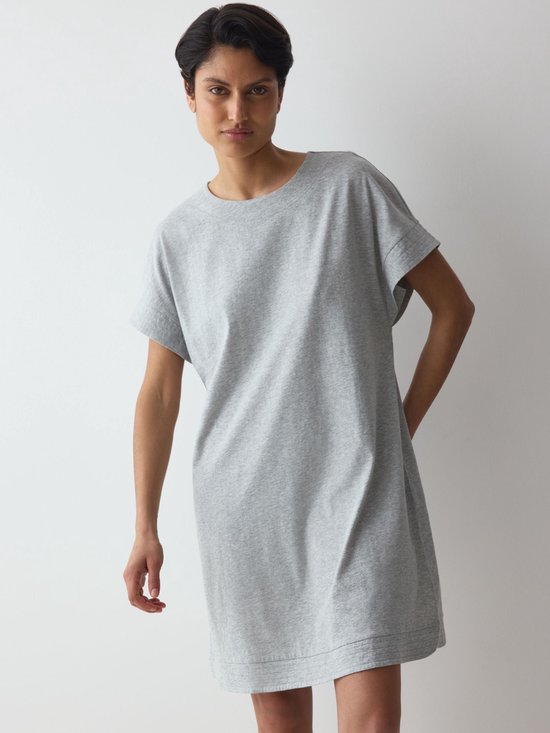 Model draagt een comfortabel, grijs Triumph nachthemd met korte mouwen.