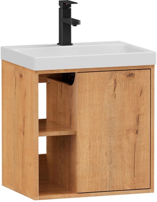 Houten badmeubel met witte wastafel en zwarte kraan, open vakken en een gesloten kast.