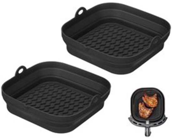 Twee vierkante, opvouwbare, zwarte siliconen airfryer bakjes met een geribbeld interieur. Naast de bakjes, een airfryer mandje met twee stukken gebakken vlees.