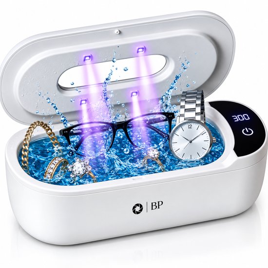 Witte ultrasone reiniger met UV-licht, die een zilverkleurige horloge, een gouden ketting en twee ringen reinigt in een blauw waterbad.