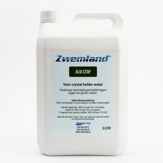 Witte kunststof jerrycan van 5 liter met het "ALGI STOP" logo van Zwemland. Tekst: "Voor crystal helder water".