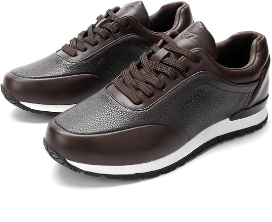 Paar bruine leren sneakers met contrasterende donkerdere panelen en witte zolen.