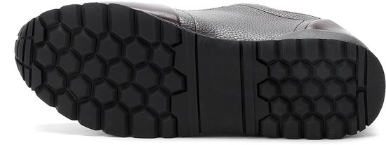Zool van een bruine leren sneaker met een hexagonpatroon.