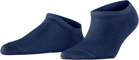 Donkerblauwe enkelsokken van Burlington met een subtiel ruitpatroon en een geribbelde boord.