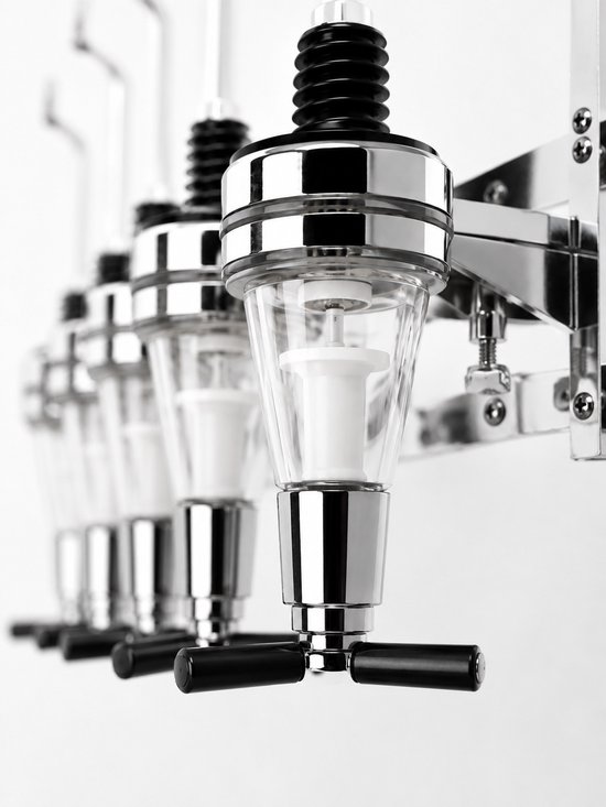 Gedetailleerd beeld van een rij chromen drankdispensers met zwarte hendels op een witte achtergrond.
