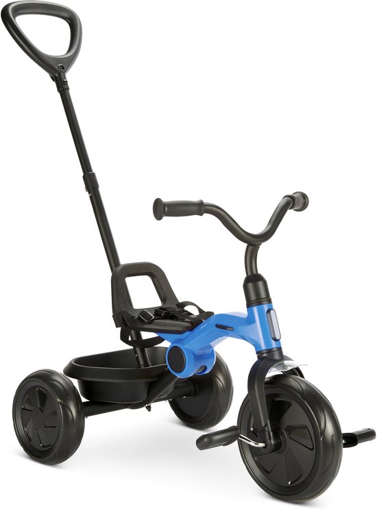 Blauwe driewieler met duwstang, zwarte wielen en zitting met gordel.
