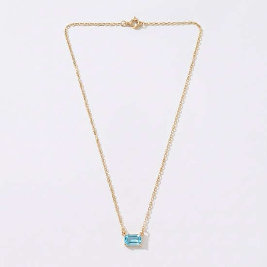 Gouden ketting met ijsblauwe rechthoekige zirkonia, geïsoleerd op witte achtergrond.