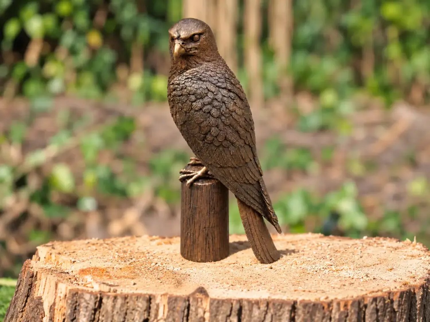 Bronzen beeld / slecht valk / vogel / valk / tuinbeeld