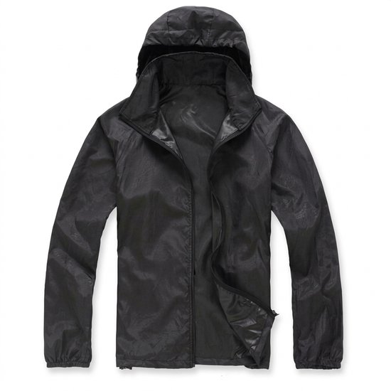 Veste noire coupe-vent avec capuche, fermeture éclair ouverte et manches longues.