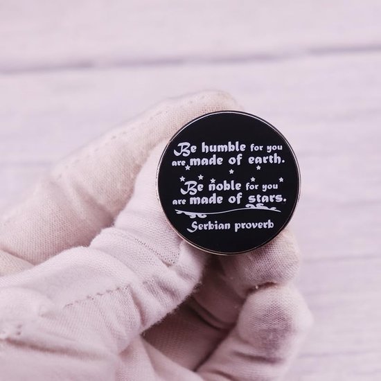 2 stuks inspirerende citaatspelden, Servisch gezegde "Wees nederig want je bent gemaakt van aarde. Wees nobel want je bent gemaakt van sterren" reversspeld, motiverende legering badge — afbeelding 4