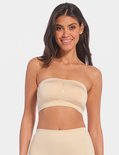 Nude bandeau top met gerimpelde voorkant, gedragen door een vrouw met lang, bruin haar.