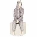 Lichtgrijze loungewear set met capuchon en broek, zebraprint, gedragen door een zittende paspop met oortjes op de capuchon.