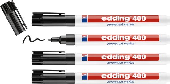 Vier Edding 400 permanente markers in het zwart, met een gebogen lijn getrokken door één stift.