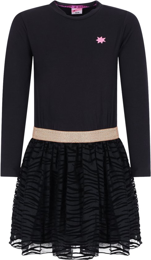 Zwarte jurk met lange mouwen, roze ster op borst, gouden tailleband en rok met zebra-motief.