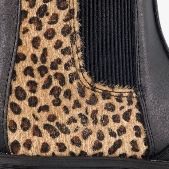 Detail van luipaardprint vacht op zwarte Chelsea boot.